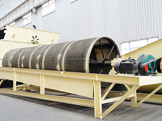 其包括底座、激振裝置、機架及設于 機架上的復數個篩分滾筒、料斗、驅動裝置、復數個輸送裝置